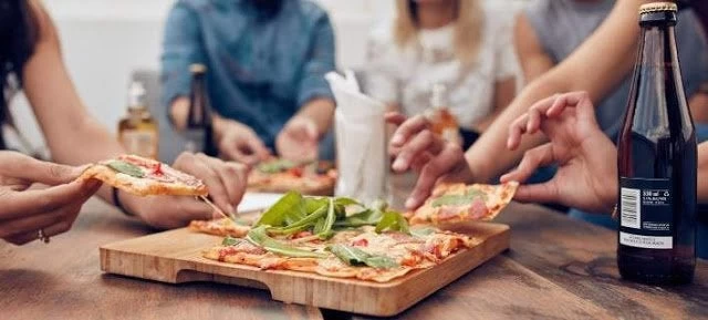 Τελικά μας παχαίνει το βραδινό φαγητό; Τι λέει η επιστήμη